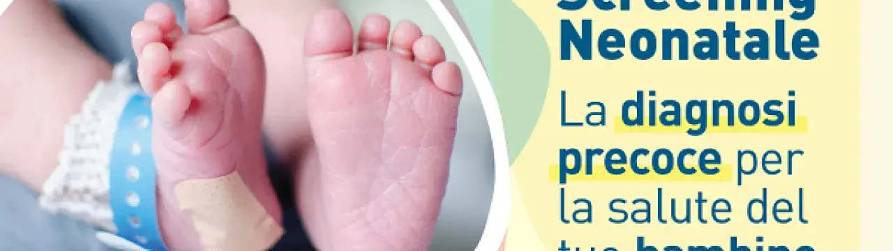 Piedini di neonato con braccialetto identificativo e cerotto, pronti per la **chiamata per secondo screening neonatale**. Diagnosi precoce per la salute del tuo bambino.