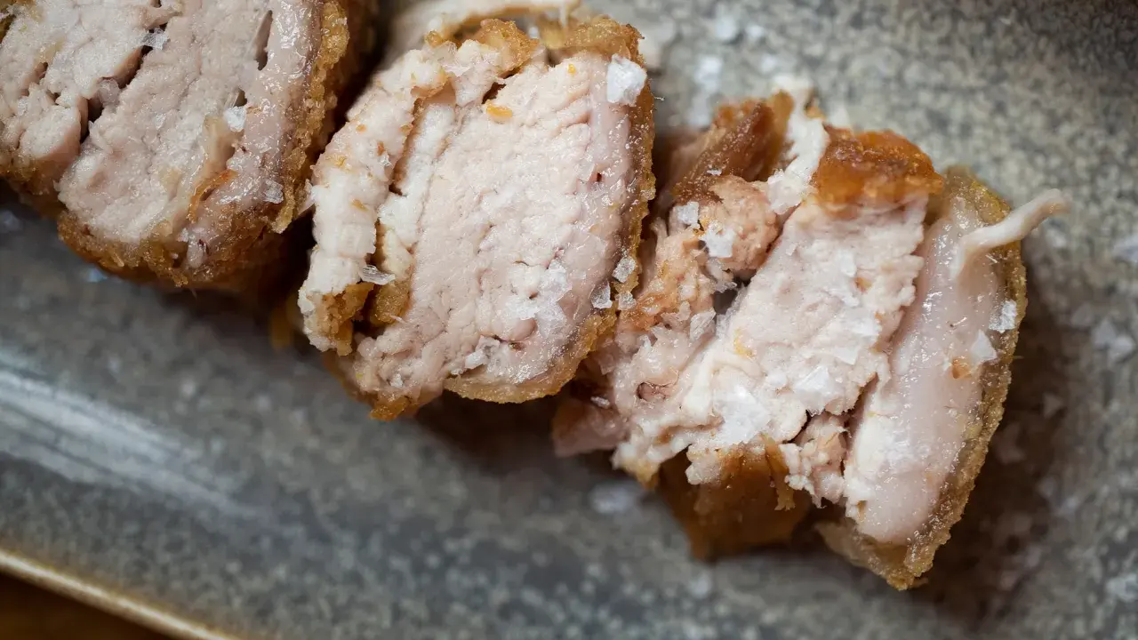 Trozos de cerdo crujiente, perfectos para acompañar una buena cerveza en la taberna y media.