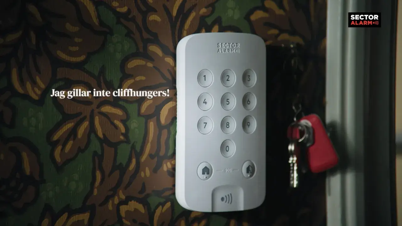 En Sector Alarm-panel med siffror och en SOS-knapp. Nycklar hänger bredvid. Ingen vill vara ett offer för bedragare.