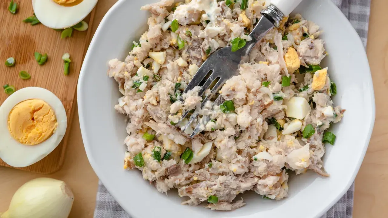 Pyszna pasta z makreli z jajkiem i szczypiorkiem, gotowa do podania.