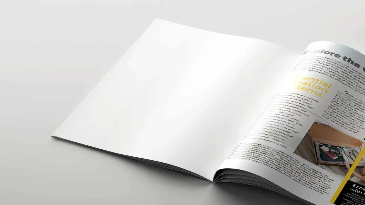 Pagina di rivista aperta, con testo "Essential vacation items" su carta satinata.