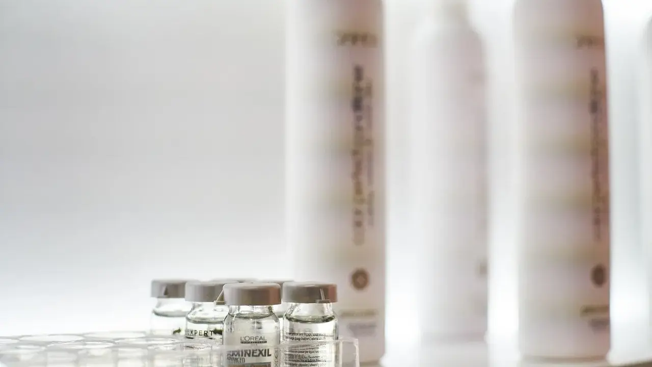 Serum dla cery 50+: Wybierz najlepsze! Składniki i efekty