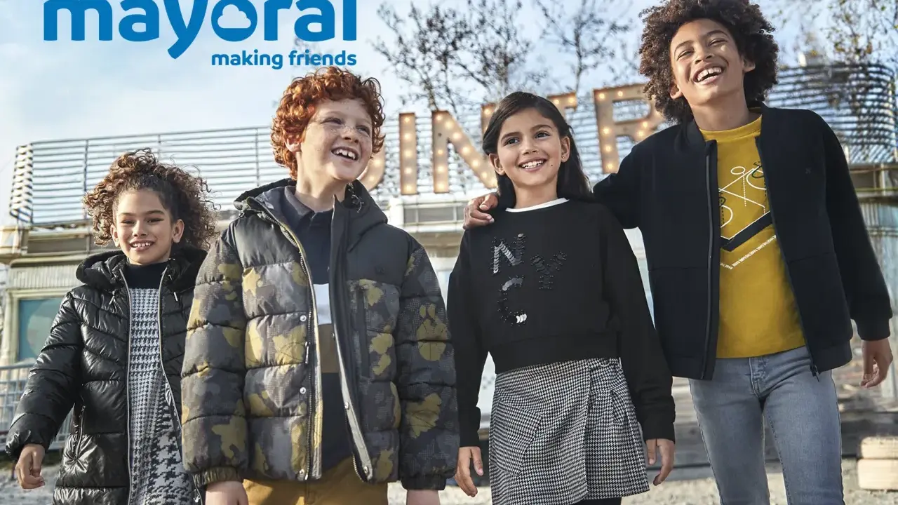 Niños sonriendo con ropa de Mayoral, ideal para el Black Friday.