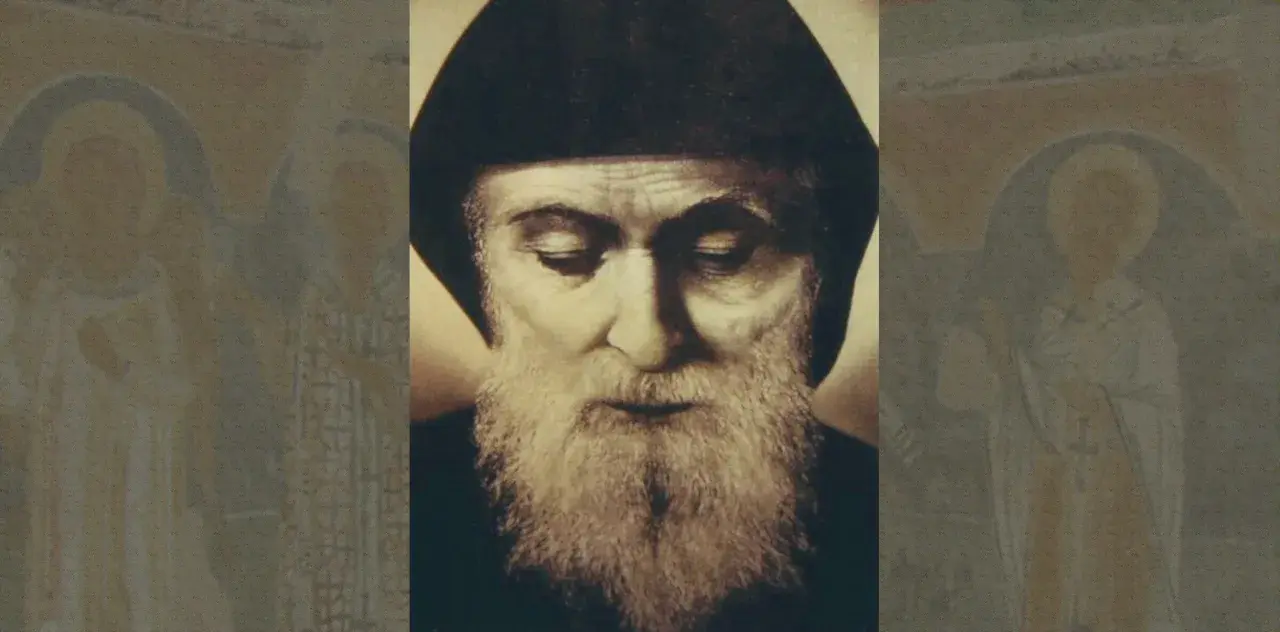 Portret brodatego mężczyzny w czapce, przypominającego świętego Szarbel, którego cuda są znane. W tle niewyraźne postacie.