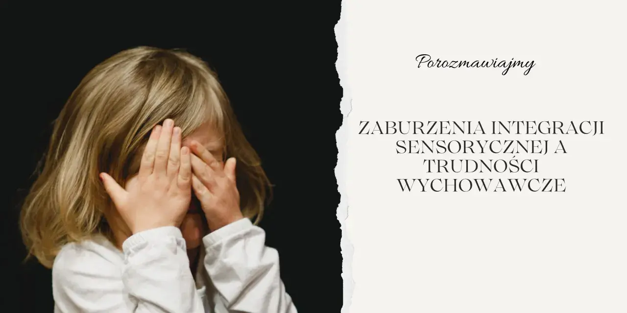 Dziecko z blond włosami zakrywa twarz dłońmi na czarnym tle.