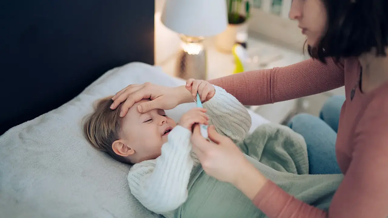 Mutter misst Fieber bei krankem Kind. Hoffnung auf Heilung, auch bei Kinder Asthma.