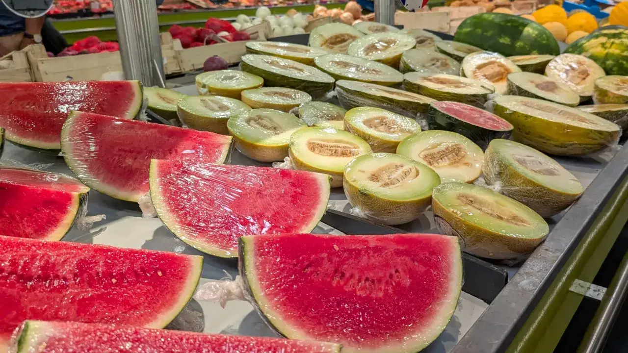 Kawałki arbuza i melonów na sprzedaż. Trudno jednoznacznie stwierdzić, który melon jest najzdrowszy, ale wszystkie są pyszne!