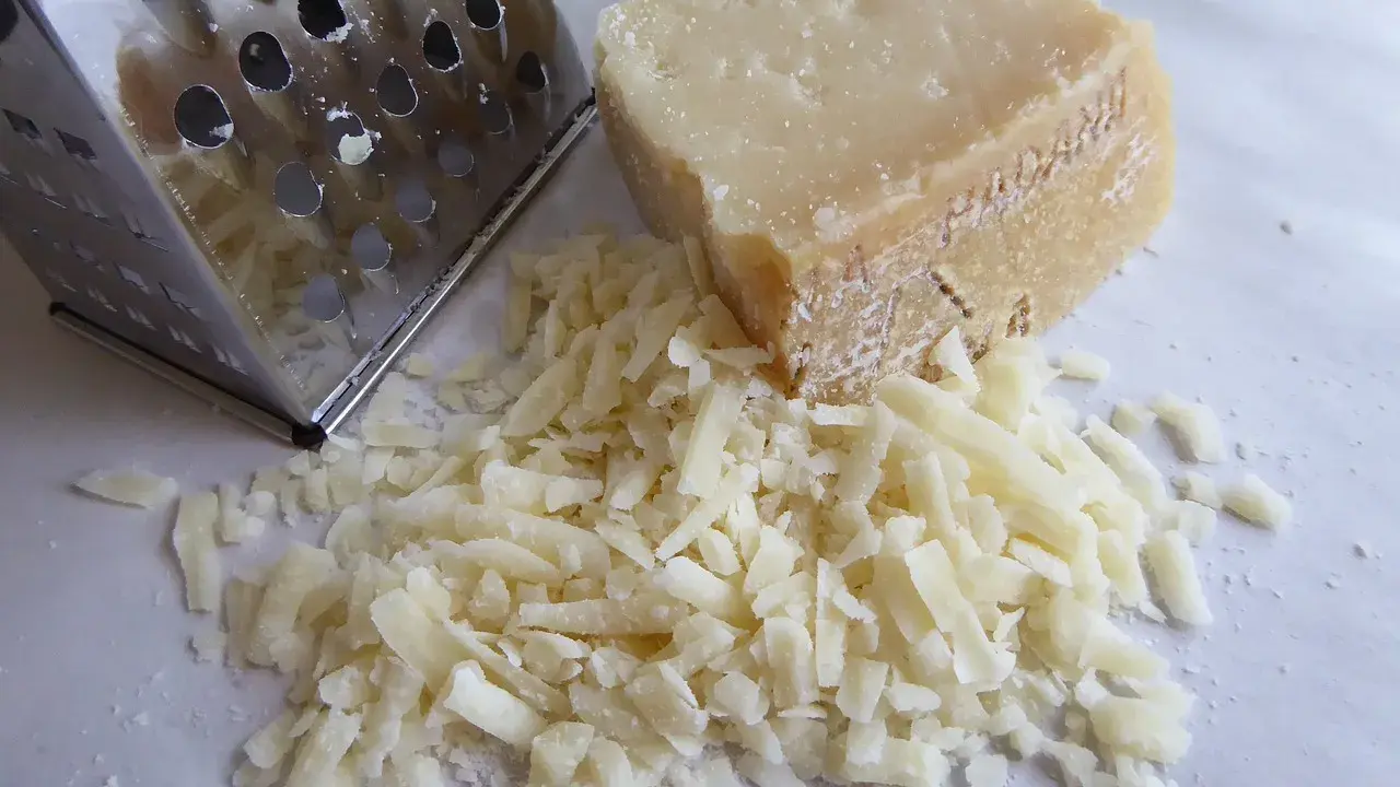 Tarty ser żółty i tarka. Zastanawiasz się, czy ser żółty można mrozić? Tak, można, ale warto wiedzieć jak.