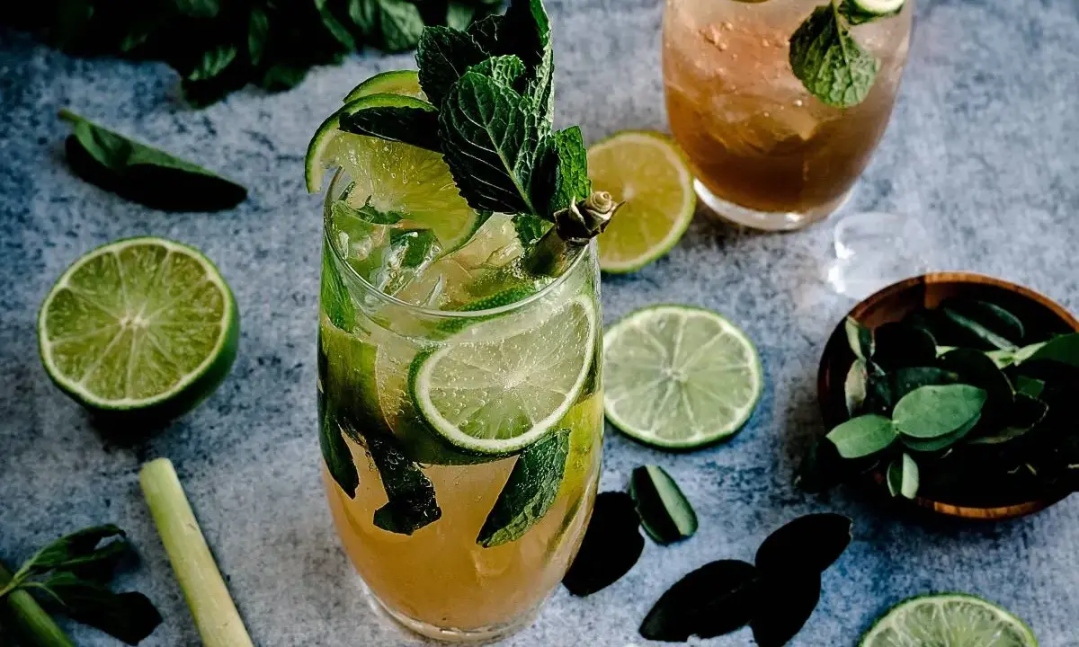 Grant's Tropical Fiesta: orzeźwiający drink z limonką i miętą. Idealny na upalne dni, świetnie smakuje z rumem lub ginem.