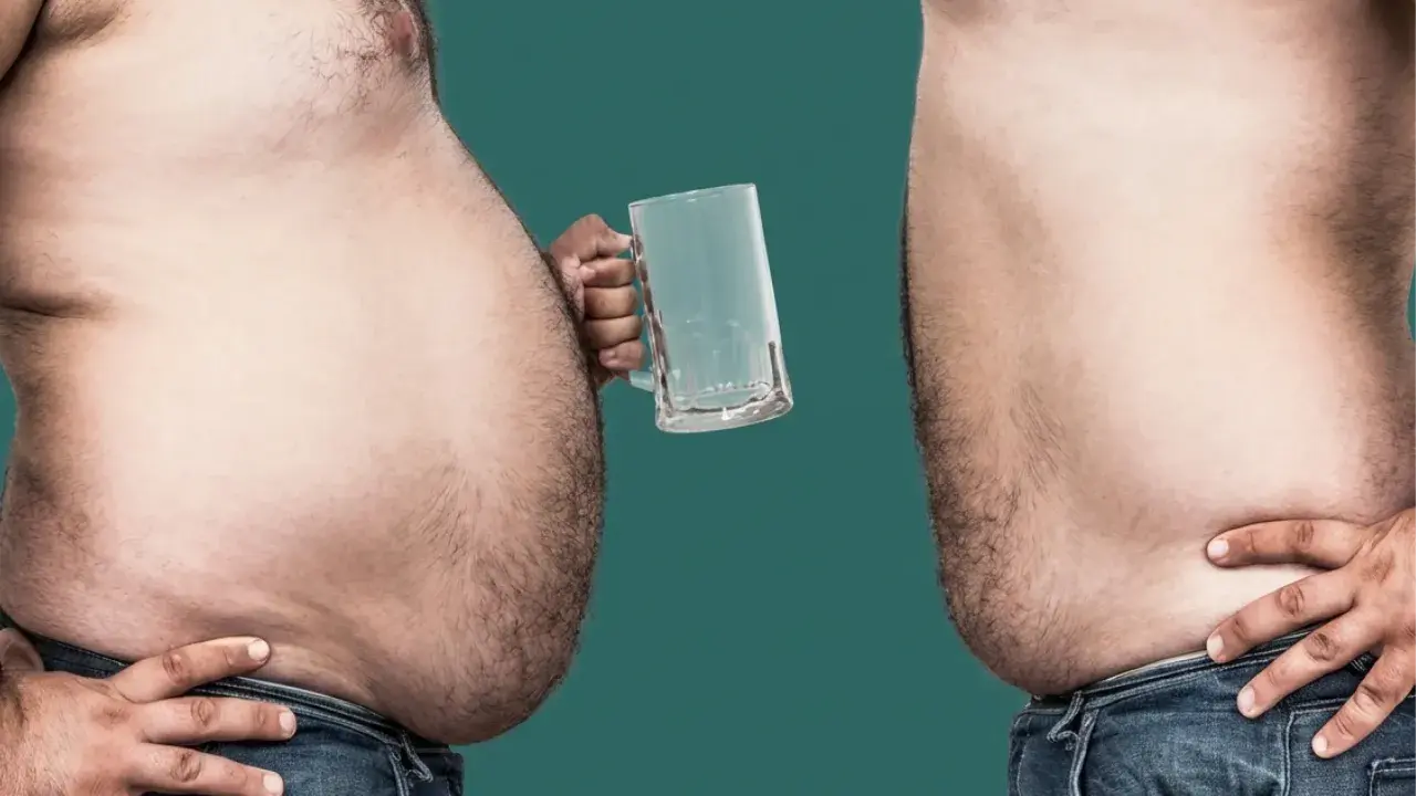 Zwei Männerbäuche im Profil. Einer hält ein leeres Bierglas. Der andere greift sich an die Hüfte. Ein visueller Hinweis auf abnehmen durch alkoholverzicht.