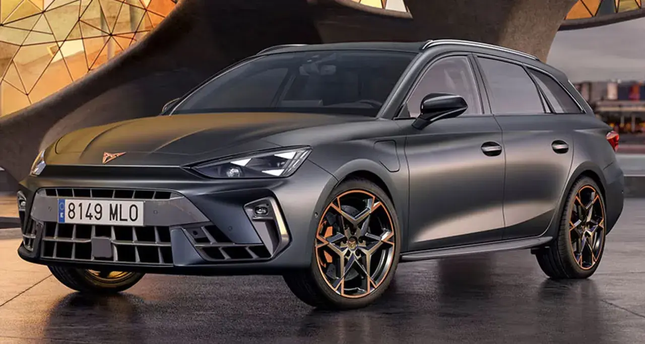 Un coche familiar oscuro con detalles deportivos, ideal para viajes largos. Estos coches cómodos combinan estilo y funcionalidad.