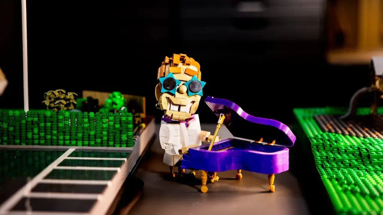 En Lego-version av Elton John spelar piano i en scen inspirerad av Lego Masters Sverige.