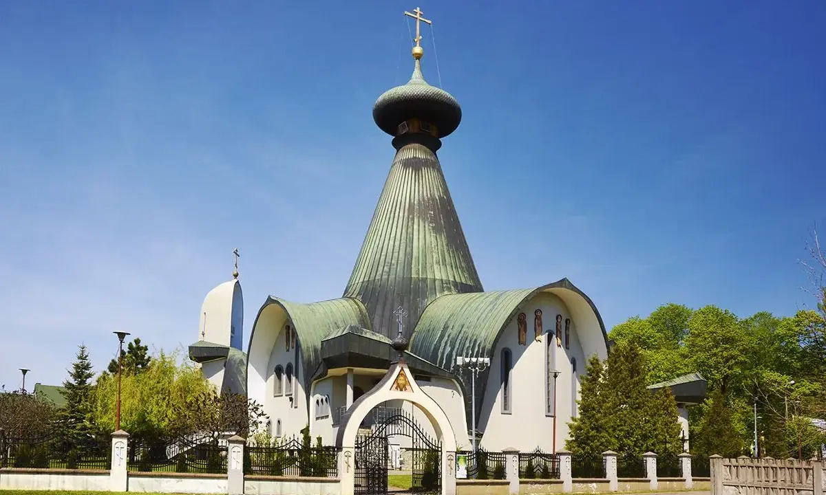 Piękna cerkiew w Polsce z charakterystyczną kopułą i krzyżem. Wspaniały przykład architektury sakralnej.