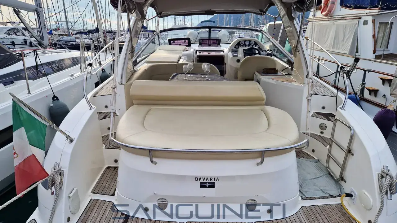 Vue arrière d'un bateau Bavaria 34, prêt pour une sortie en mer. Les avis sur ce modèle sont excellents.