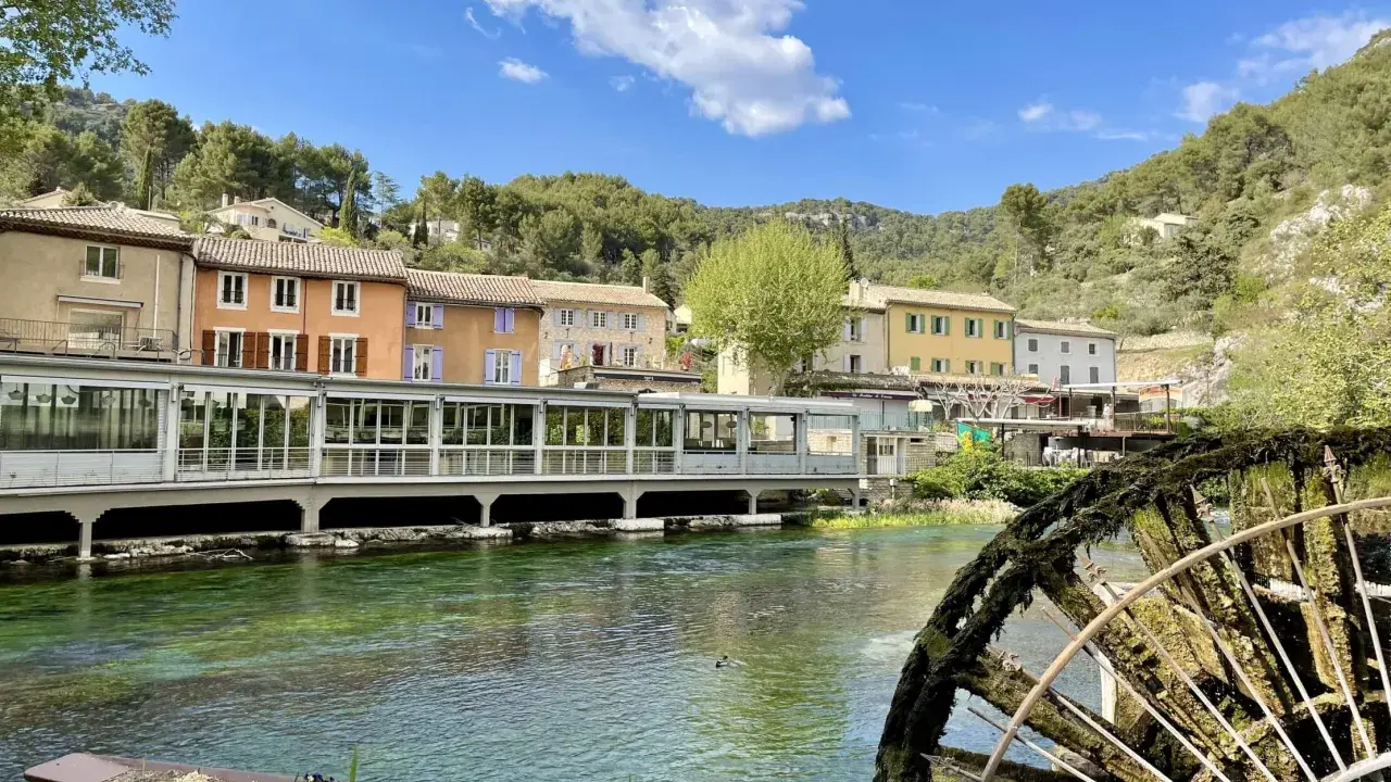 La Fontaine de Vaucluse, avec ses eaux turquoise et ses maisons colorées, évoque le mystère du monde souterrain. Une roue à aubes moussue rappelle l'histoire.