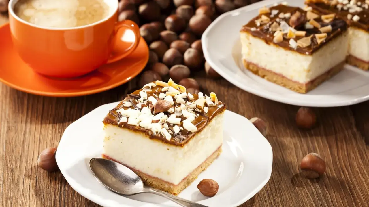 Schneller 10 min Kuchen ohne backen: cremiger Käsekuchen mit Karamell und Nüssen, dazu ein Kaffee.