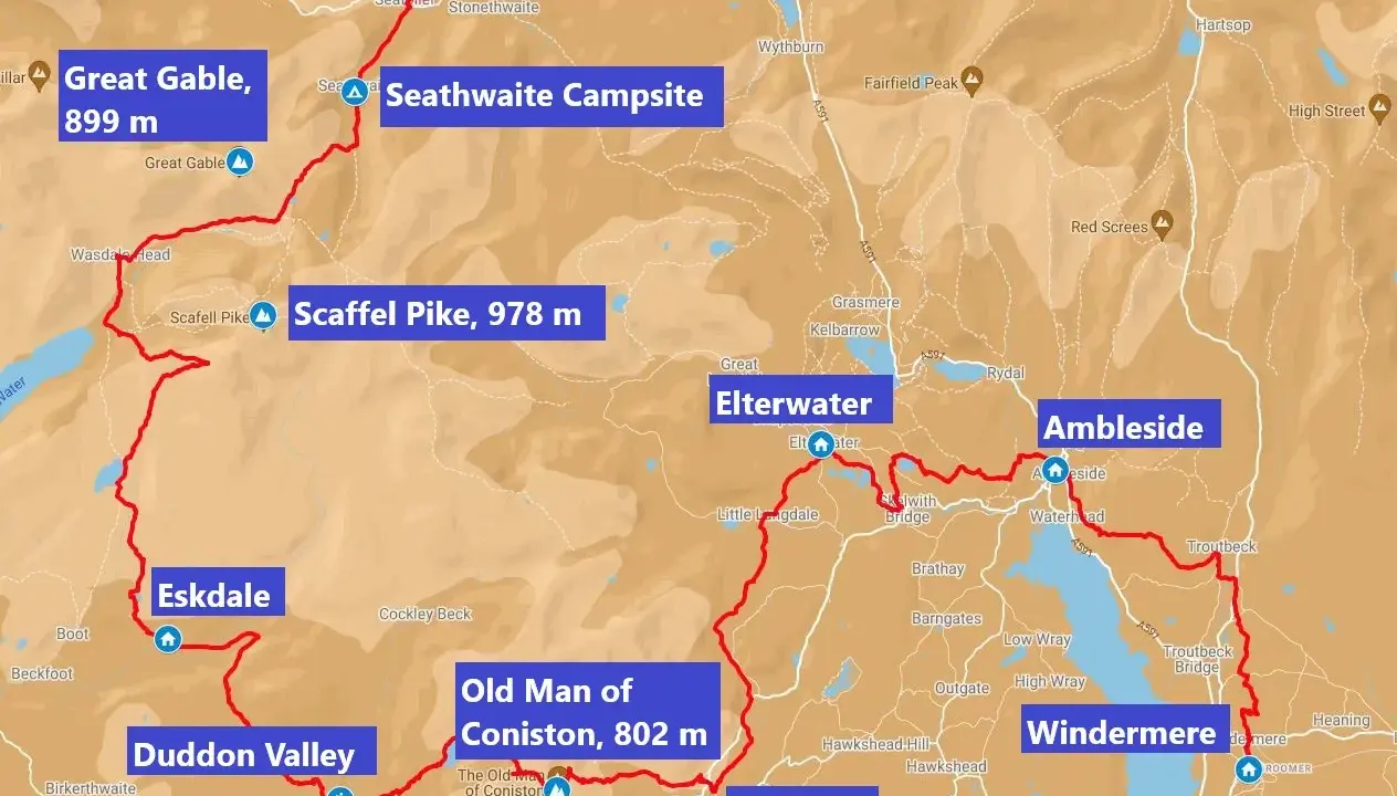 Karte des Lake District mit markierten Wanderwegen und Gipfeln wie Scafell Pike.