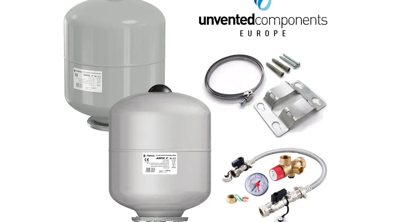 Dos vasos de expansión de presión para ACS, uno más grande y otro más pequeño, junto a accesorios de montaje y un manómetro.