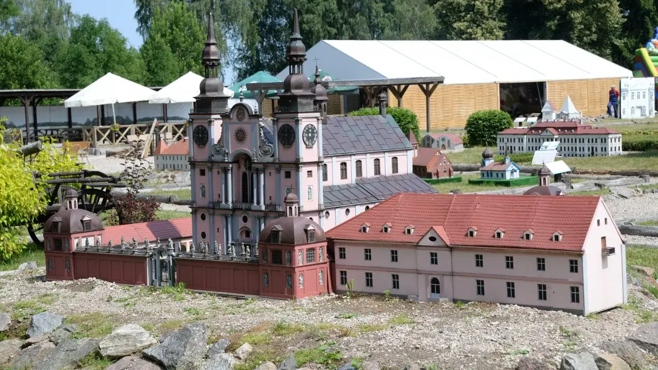 Mazurolandia i park miniatur Warmii i Mazur: miniatury zabytkowych budowli, w tym kościoła i pałacu, na tle zieleni.