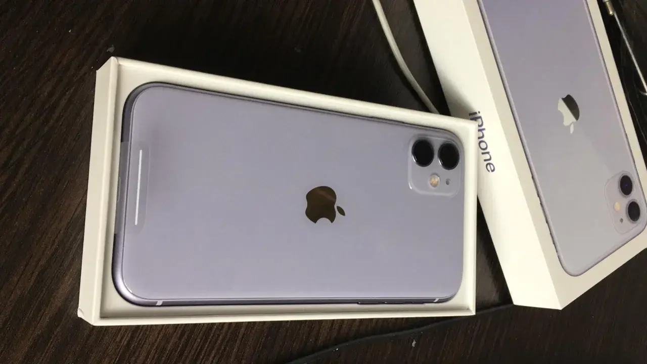 Nowy, fioletowy iPhone 11 w pudełku.