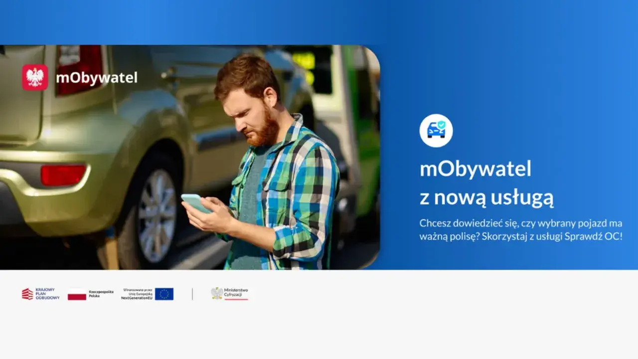 Mężczyzna sprawdza telefonem ważność OC po numerze rejestracyjnym pojazdu. Aplikacja mObywatel oferuje nową usługę.