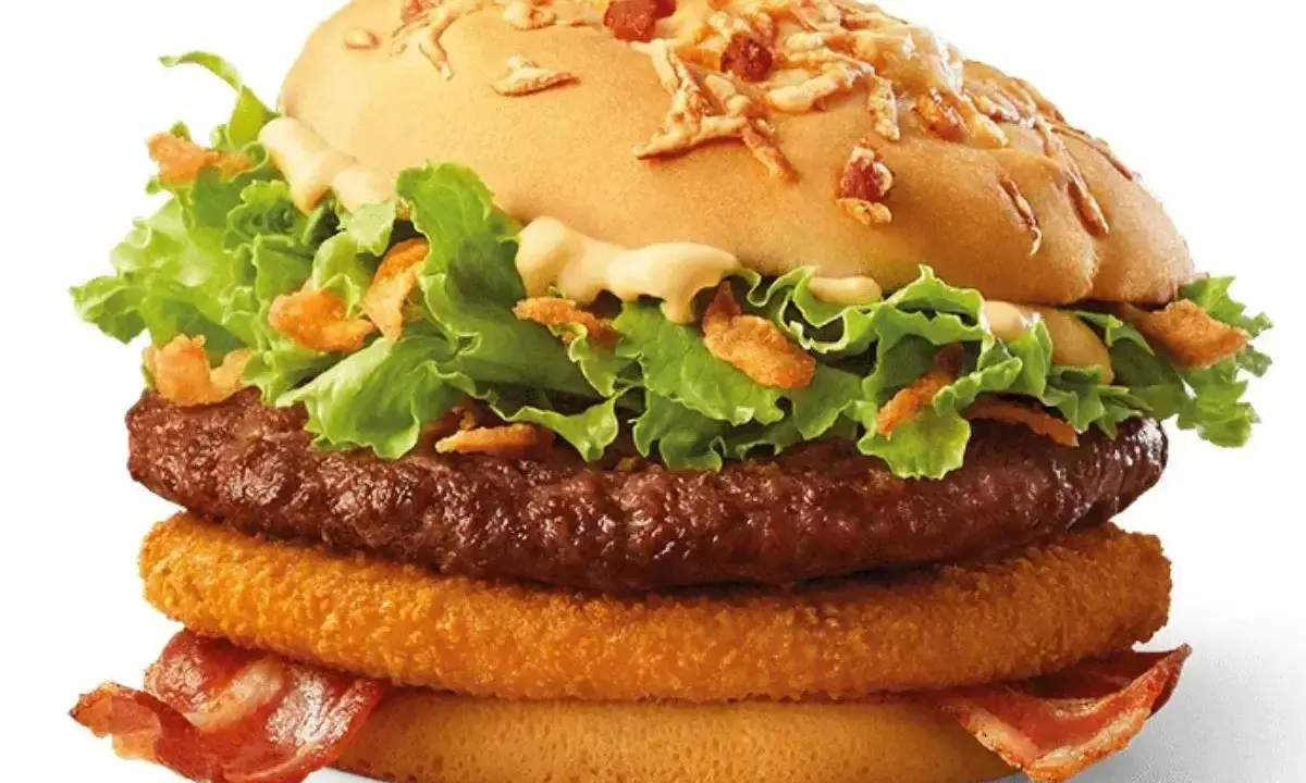 McDouble z chrupiącym krążkiem cebulowym i bekonem. Zastanawiasz się nad mcdouble kcal?
