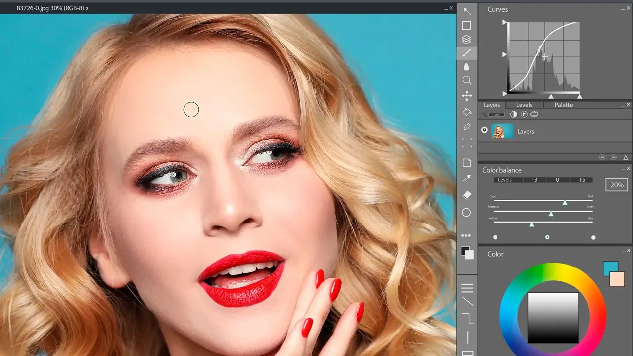 Interfaz de programas para editar fotos, mostrando una mujer con maquillaje y herramientas de ajuste de color y curvas.