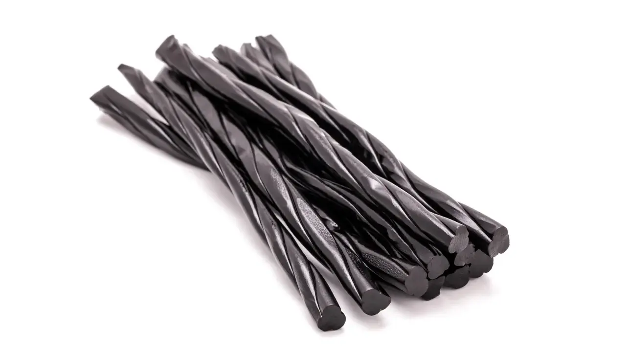 Un montón de regaliz negro retorcido. Es bueno comer regaliz negro para un dulce sabor.
