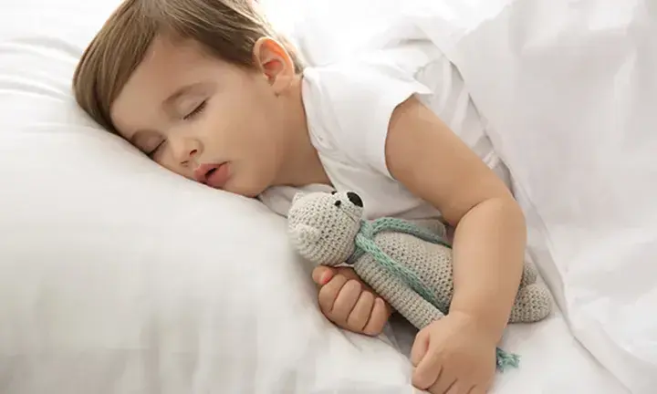 Rezygnacja z drzemki: Kiedy dziecko jest gotowe i jak mu pomóc?