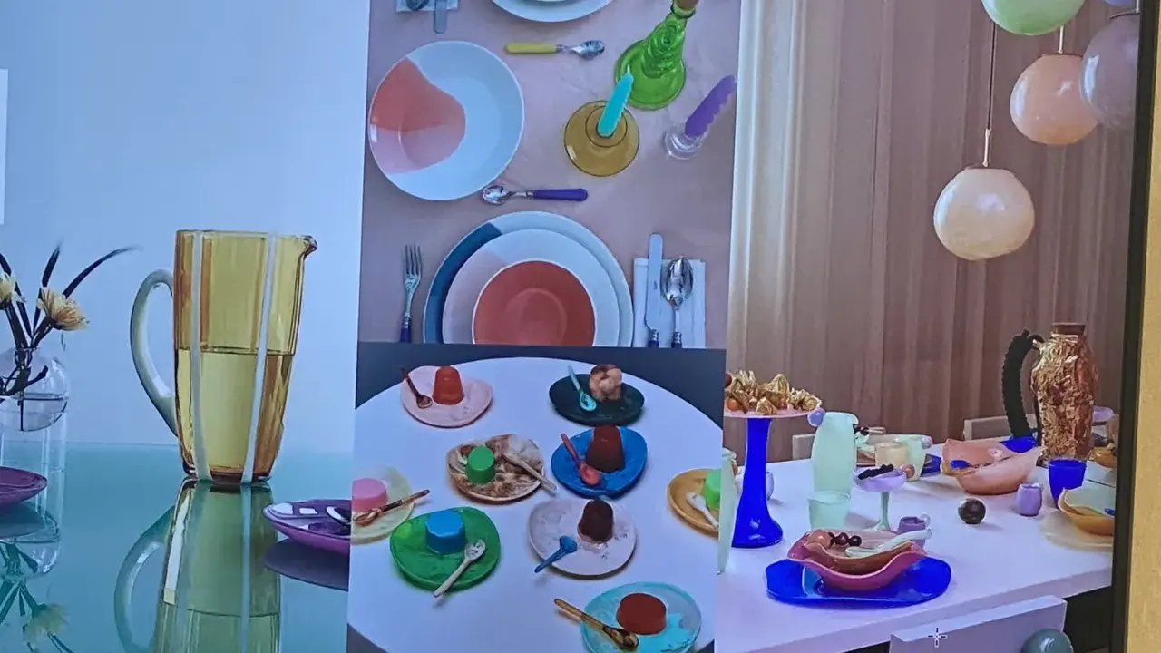 Un joyeux **art de la table française** avec des desserts colorés, des assiettes vives et un pichet jaune.