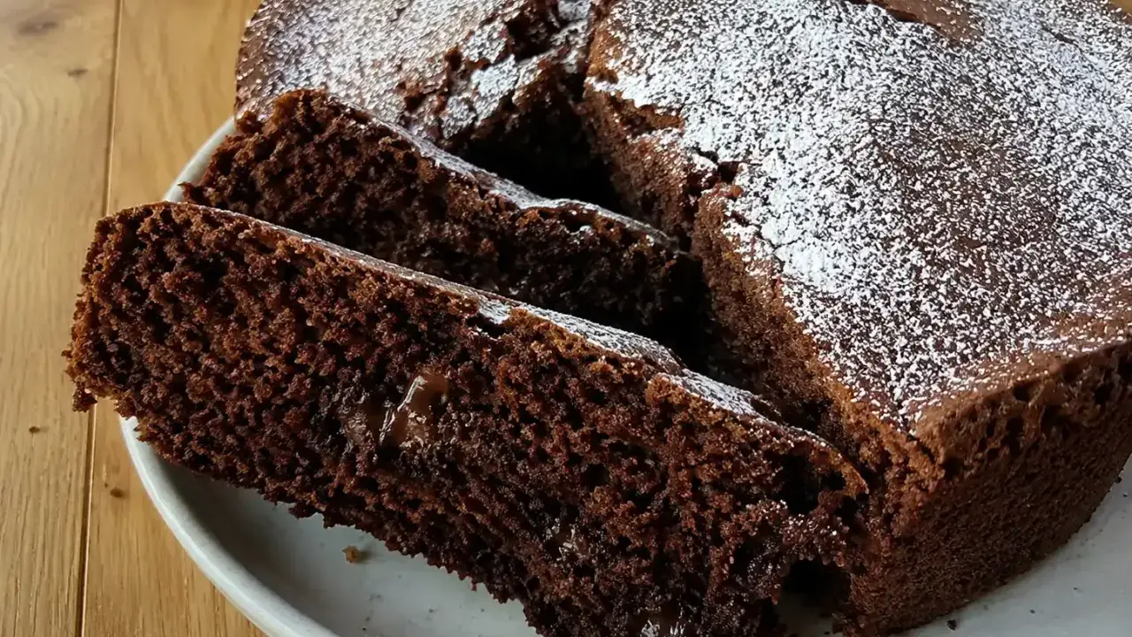 En saftig socker kaka med chokladfyllning, pudrad med florsocker. Perfekt för fikat!