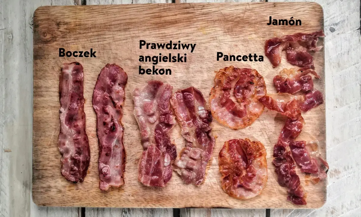 Boczek, prawdziwy angielski bekon, pancetta i jamón na desce. Różne rodzaje chrupiącego mięsa.