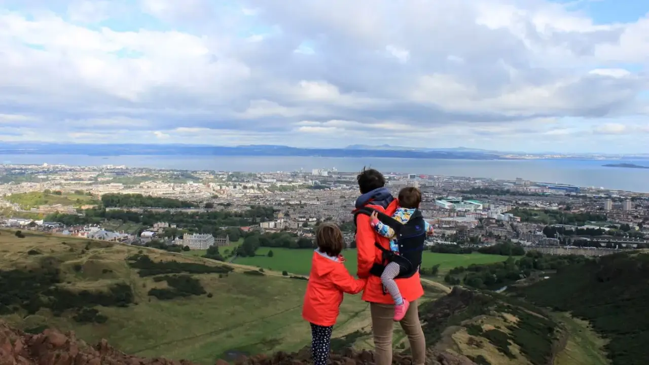 Familia disfrutando de vistas panorámicas de Edimburgo con niños. Un día perfecto para explorar la ciudad.