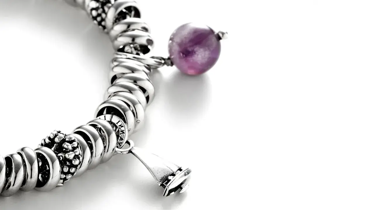 Bracciale con charm e una sfera di ametista, simbolo di pace e spiritualità. L'ametista significato esoterico è noto per la sua capacità di calmare la mente.
