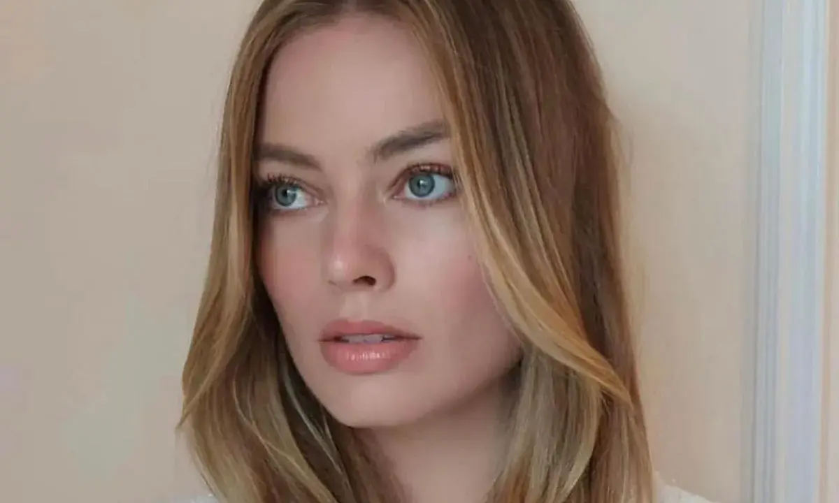 Blond włosy z pasemkami, lekko pofalowane, idealnie podkreślają rysy twarzy. Taka fryzura do kwadratowej twarzy dodaje miękkości.