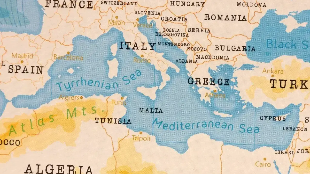 Mapa Europy i Afryki Północnej. Widać Morze Śródziemne, Morze Tyrreńskie, Włochy, Grecję, Tunezję, Algierię. Kreta jakie morze? Morze Śródziemne.