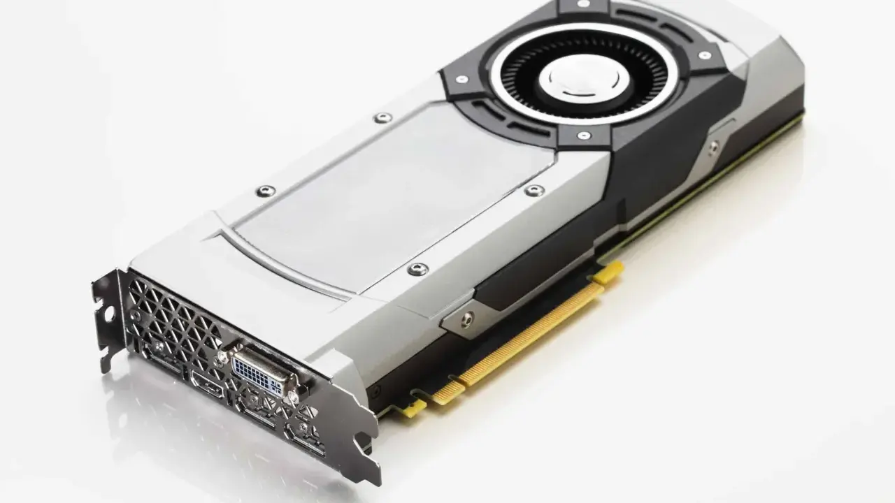 Carte graphique NVIDIA, prête pour un test GPU. Son design argenté et noir est prêt à montrer sa puissance.