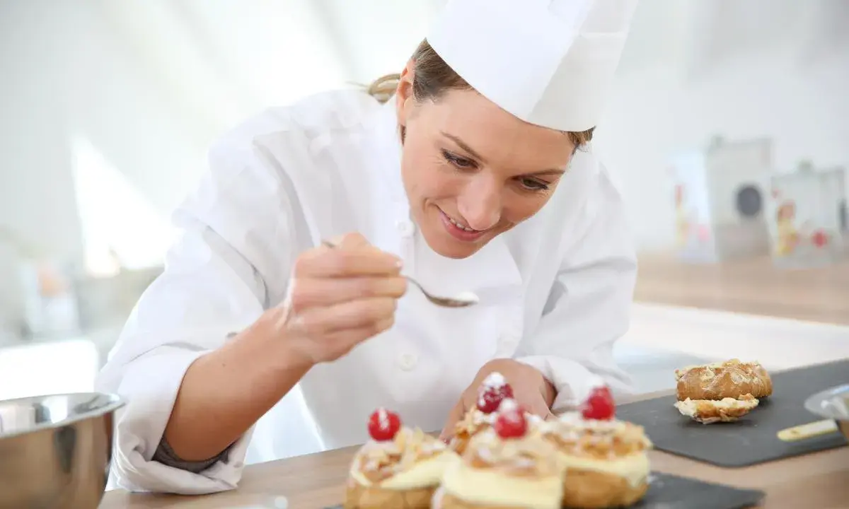 Pâtissière avec CAP, elle décore des choux. Elle rêve d'ouvrir sa boulangerie.