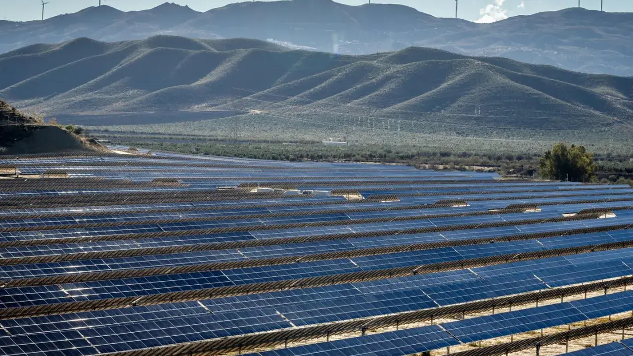 Weite Solarfelder und Windräder auf Hügeln prägen die Landschaft. Ein Zeichen für die fortschreitende energieversorgung spanien.