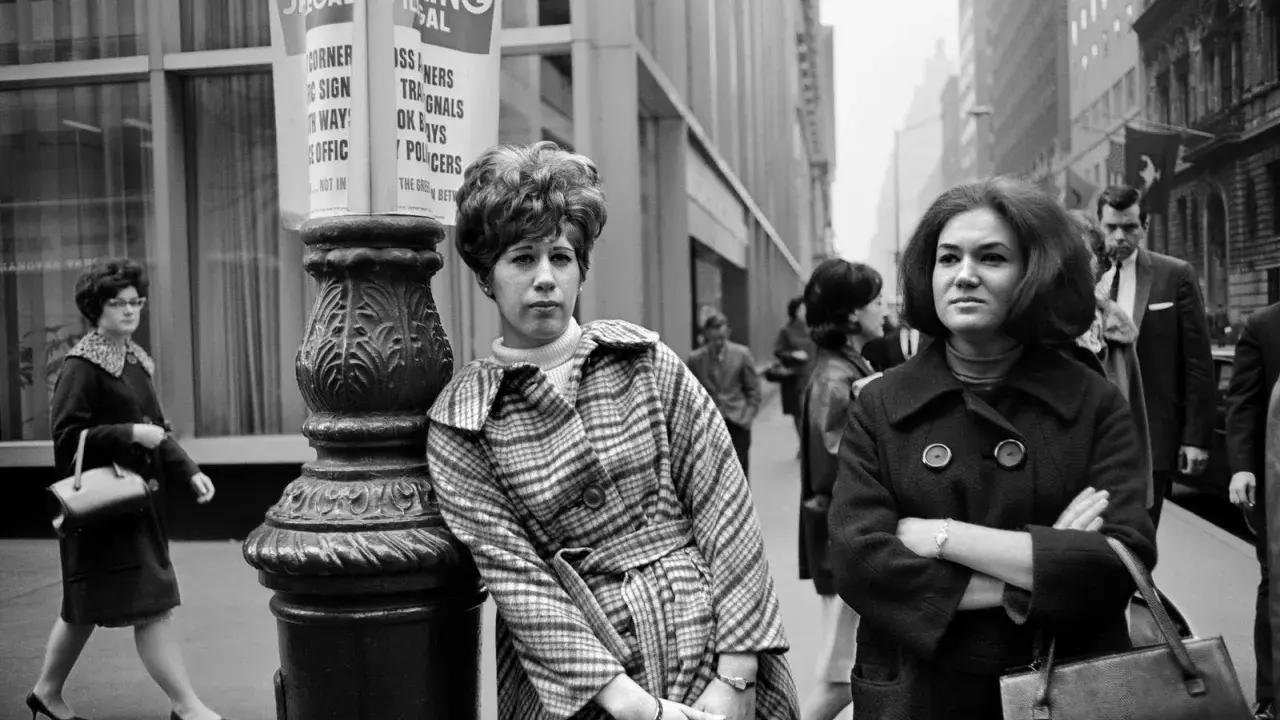 Donne in strada, stile anni '60, un'istantanea che ricorda Stephen Shore.