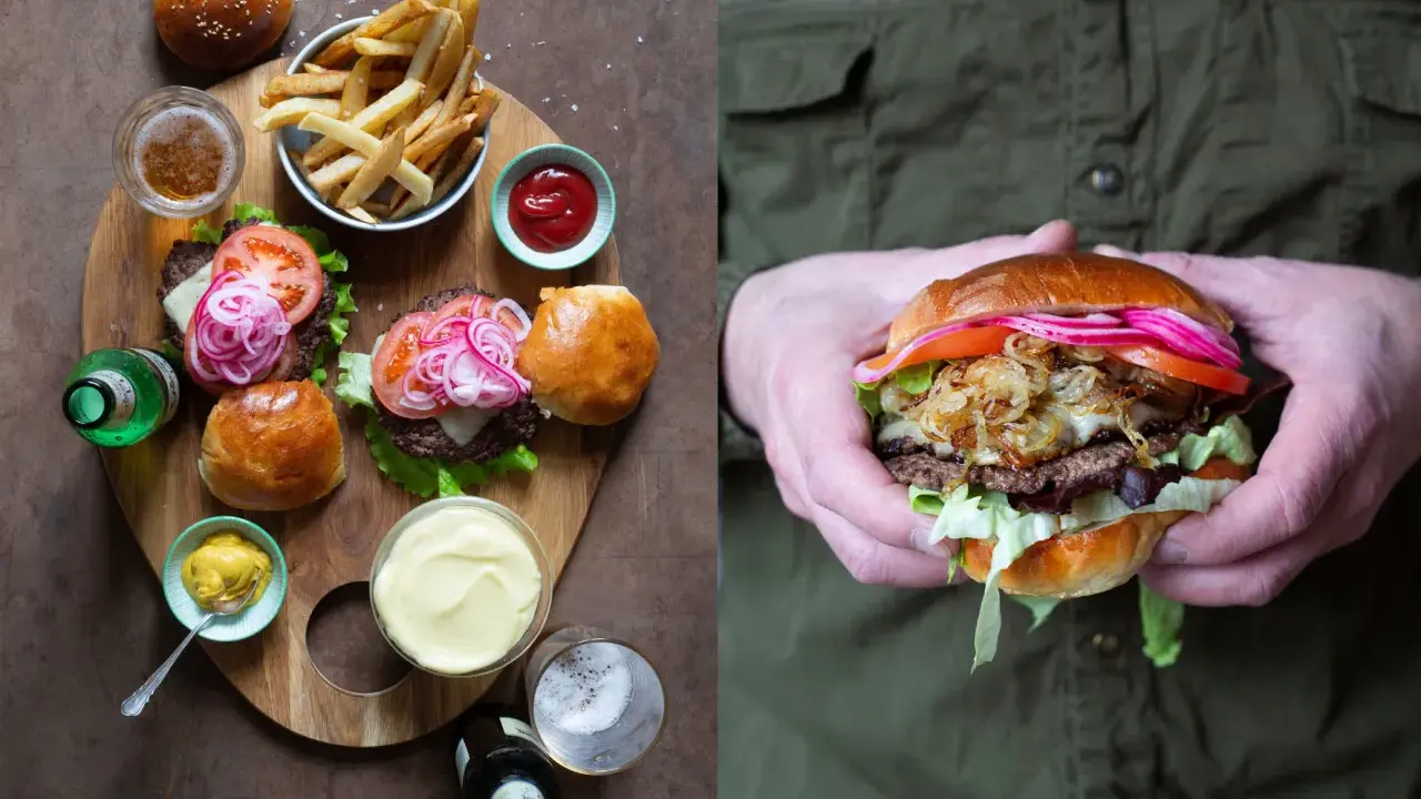 Två läckra hamburgare med pommes frites, öl och tillbehör. Perfekt för lyxiga hamburgare recept.
