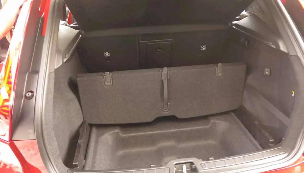 Maletero Volvo XC40 vacío y limpio, listo para cargar equipaje o compras. El espacio es amplio y organizado.
