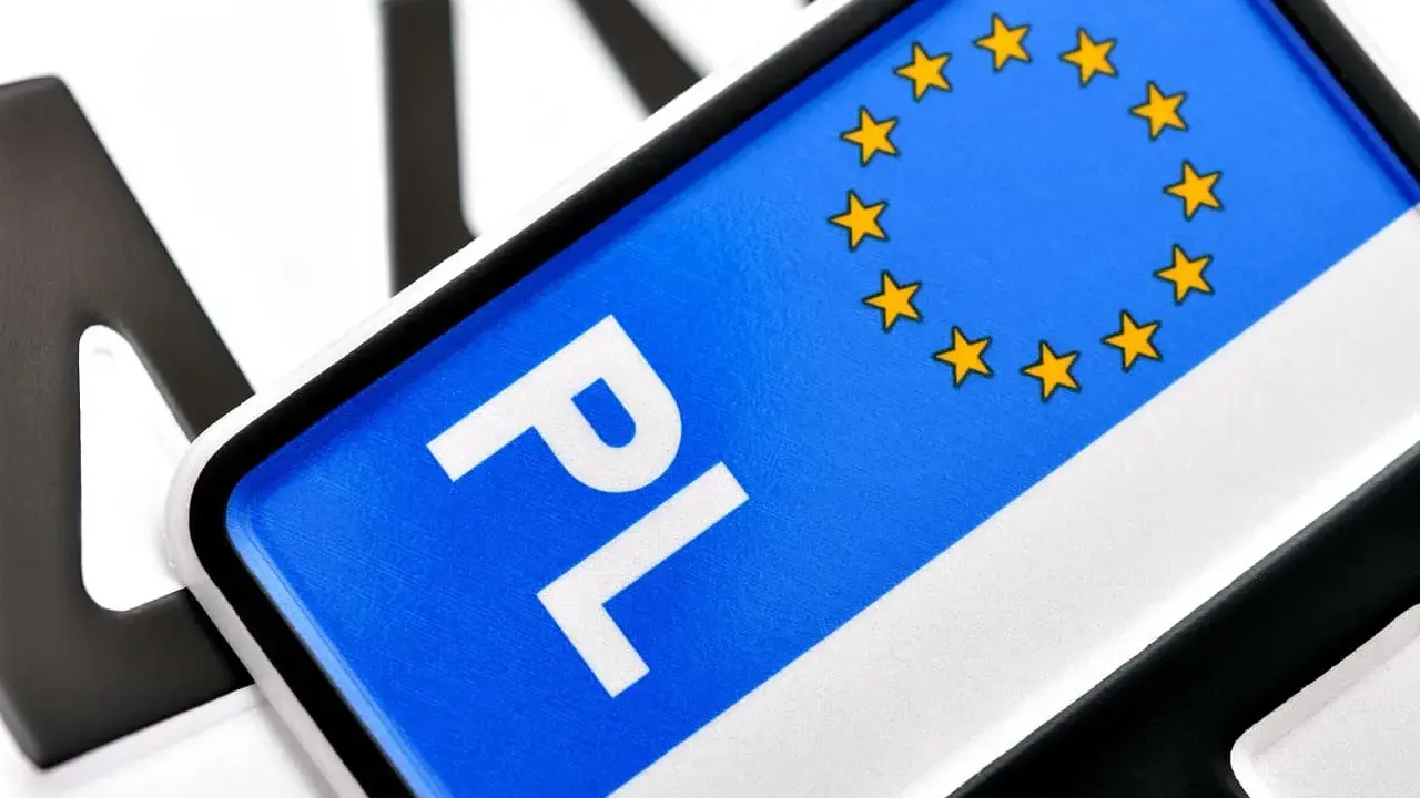 Zbliżenie na polską tablicę rejestracyjną z symbolem UE. Litery "PL" są wyraźne, ale reszta numeru jest nieczytelna tablica rejestracyjna.