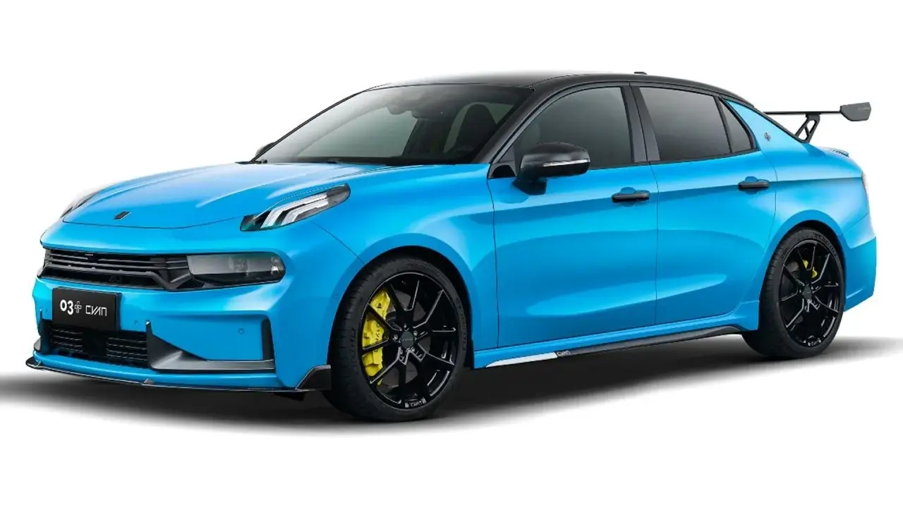 Ein leuchtend blauer Lynk & Co 03+ mit schwarzem Dach und Spoiler, schwarzen Felgen und gelben Bremssätteln.