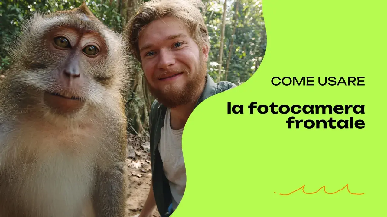 Un uomo sorride accanto a una scimmia, forse per questo la fotocamera interna è sfocata. Testo: "COME USARE la fotocamera frontale".