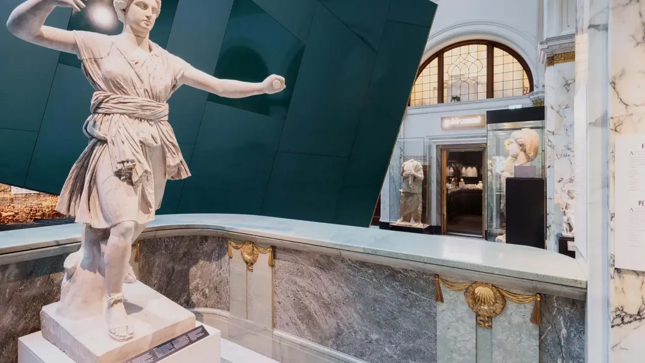 Antik staty i marmor i en modern museimiljö. En av många sevärdheter på roliga museum i Stockholm.