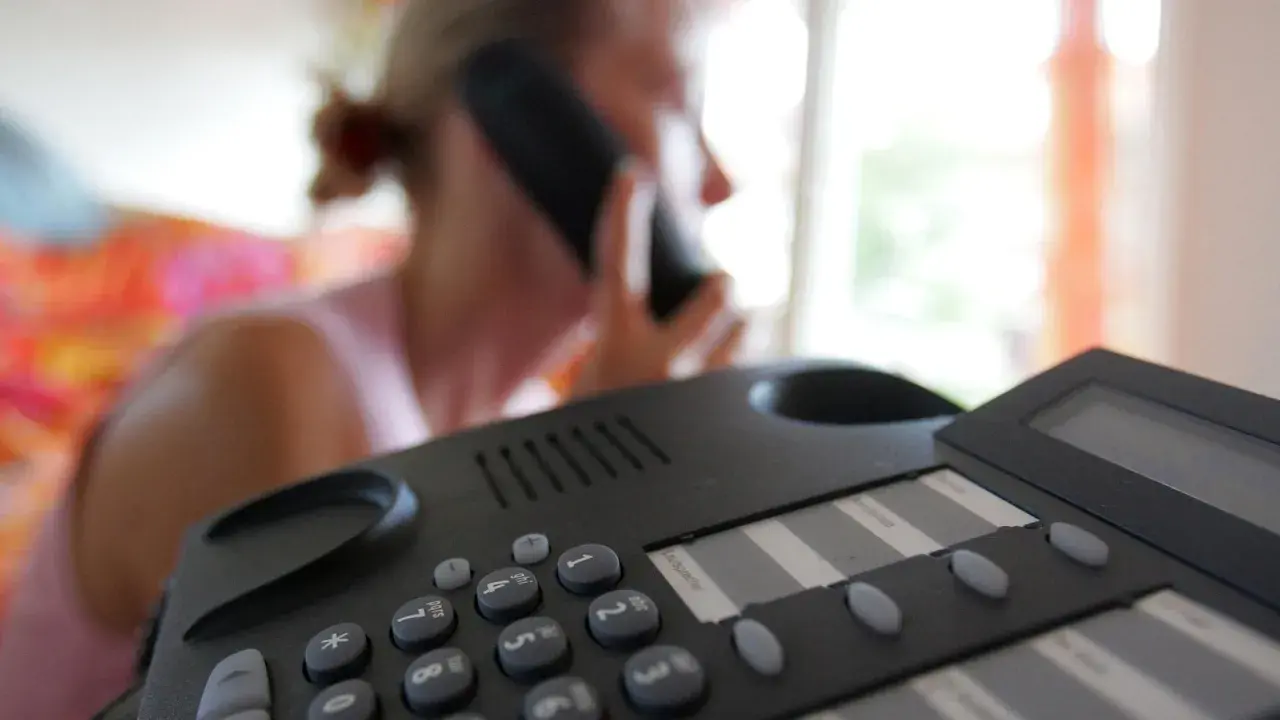 Frau am Telefon, hört auf eine Stimme. Ein fake-anruf mit stimme könnte sie täuschen.