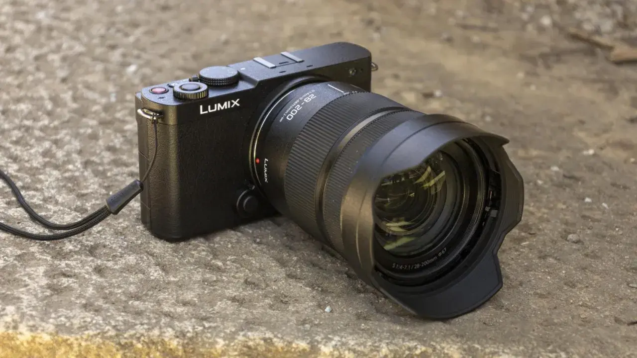 Cámara Lumix S9 negra con lente 28-200mm, lista para capturar momentos.