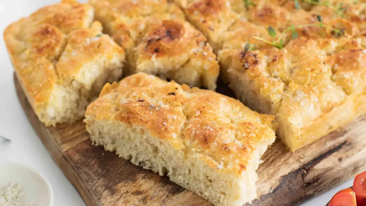 Nybakad focaccia med rosmarin och flingsalt, perfekt för ett enkelt recept.