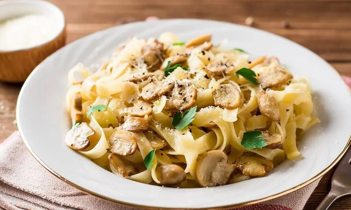 Krämig svamp pasta med färsk persilja och riven parmesan. Enkel och god vardagsrätt.